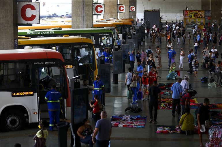 Ministro do TCU derruba 11 mil linhas de ônibus interestaduais e internacionais