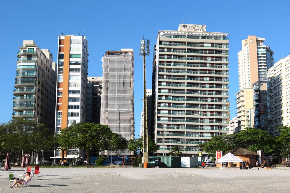 Síndicos se unem para estabilizar a inclinação dos prédios tortos da orla de Santos, SP