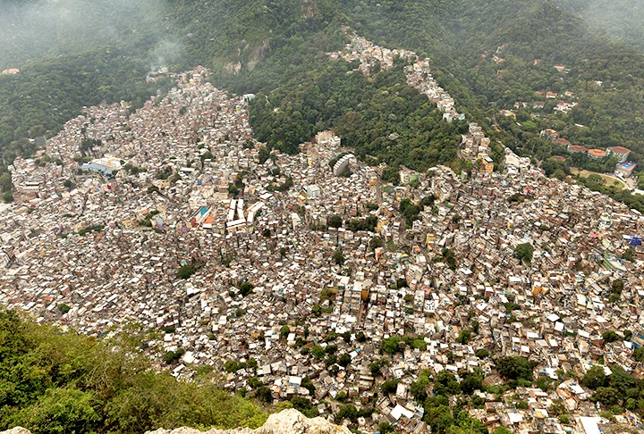 Rocinha é a maior favela do Brasil com mais de 72 mil moradores, diz IBGE